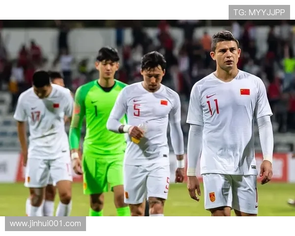 中国男足迎战强敌力拼世界杯资格,球迷热情高涨助力冲刺 中国男足迎战强敌力拼世界杯资格,球迷热情高涨助力冲刺